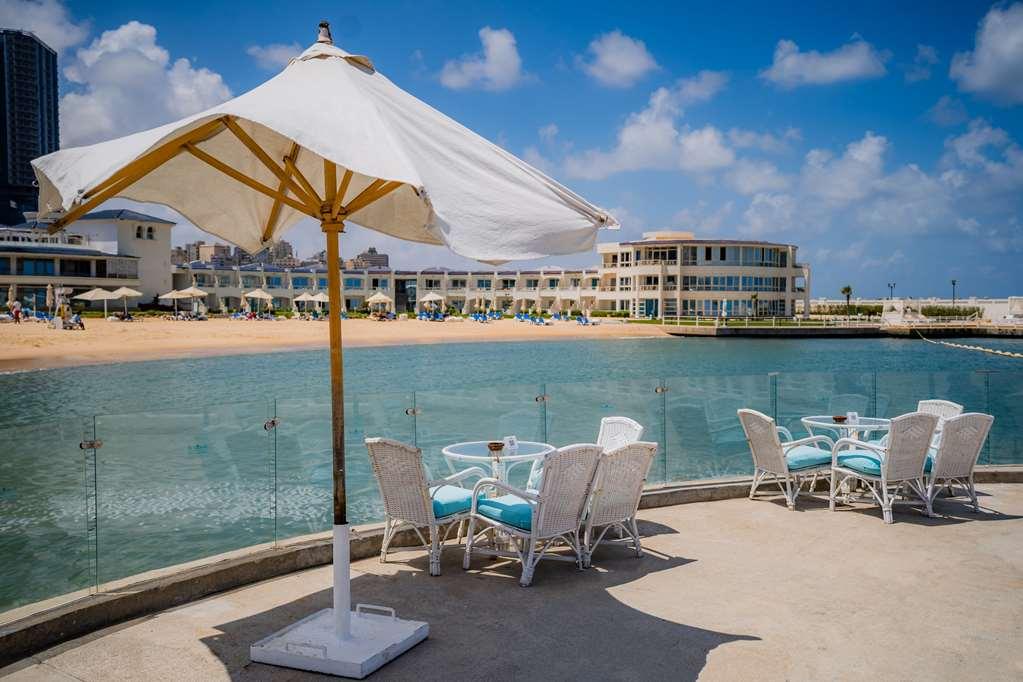 Sunrise Alex Avenue Hotel Alexandria Restaurant foto View of the beach at the Kempinski Hotel